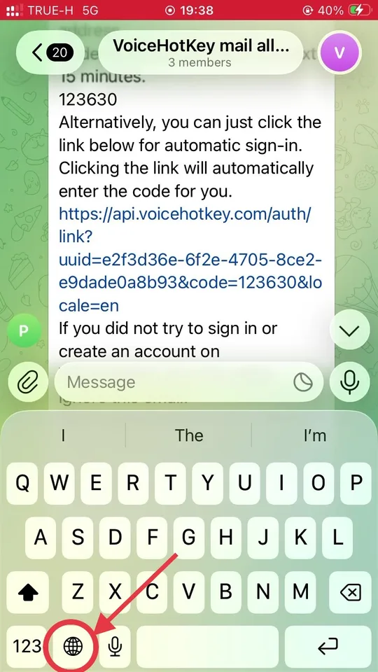 Teclado do iOS com uma seta apontando para a tecla do globo