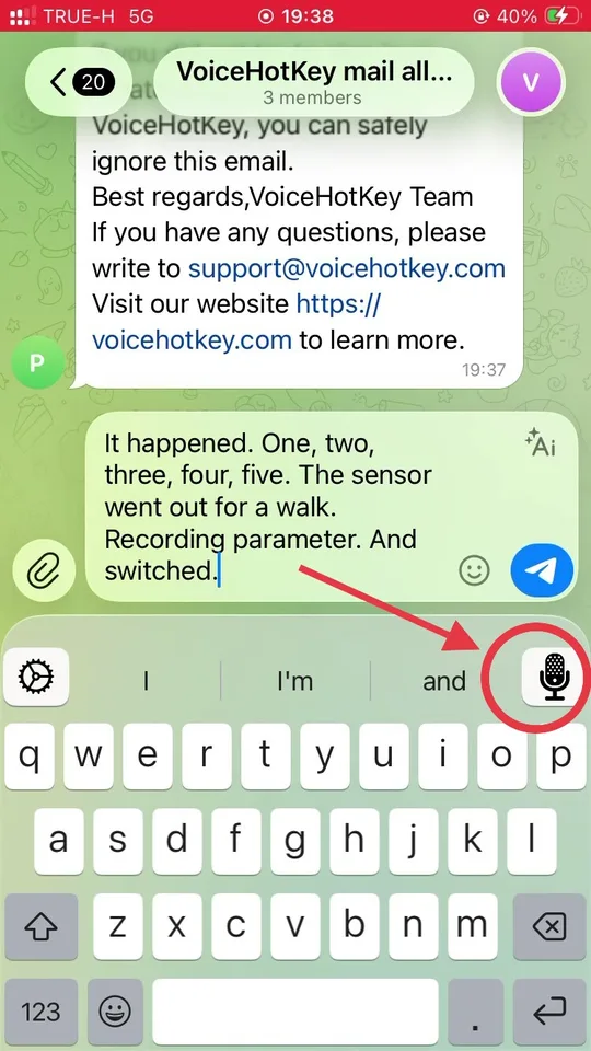 Teclado VoiceHotKey com uma seta apontando para o botão de microfone de ditado